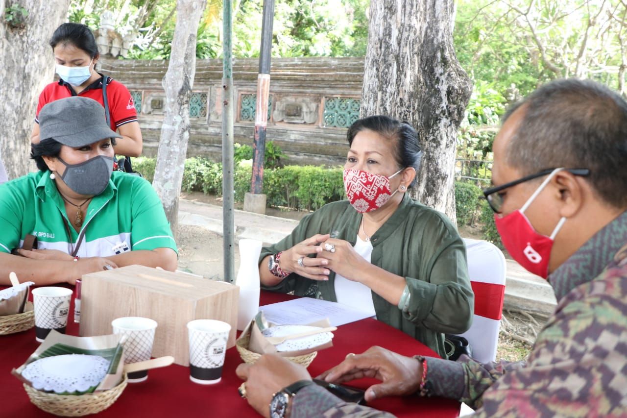 podiumnews.com-Ny. Putri Koster Ingin Angkat Bunga Kasna jadi Kerajinan Ikon Bali